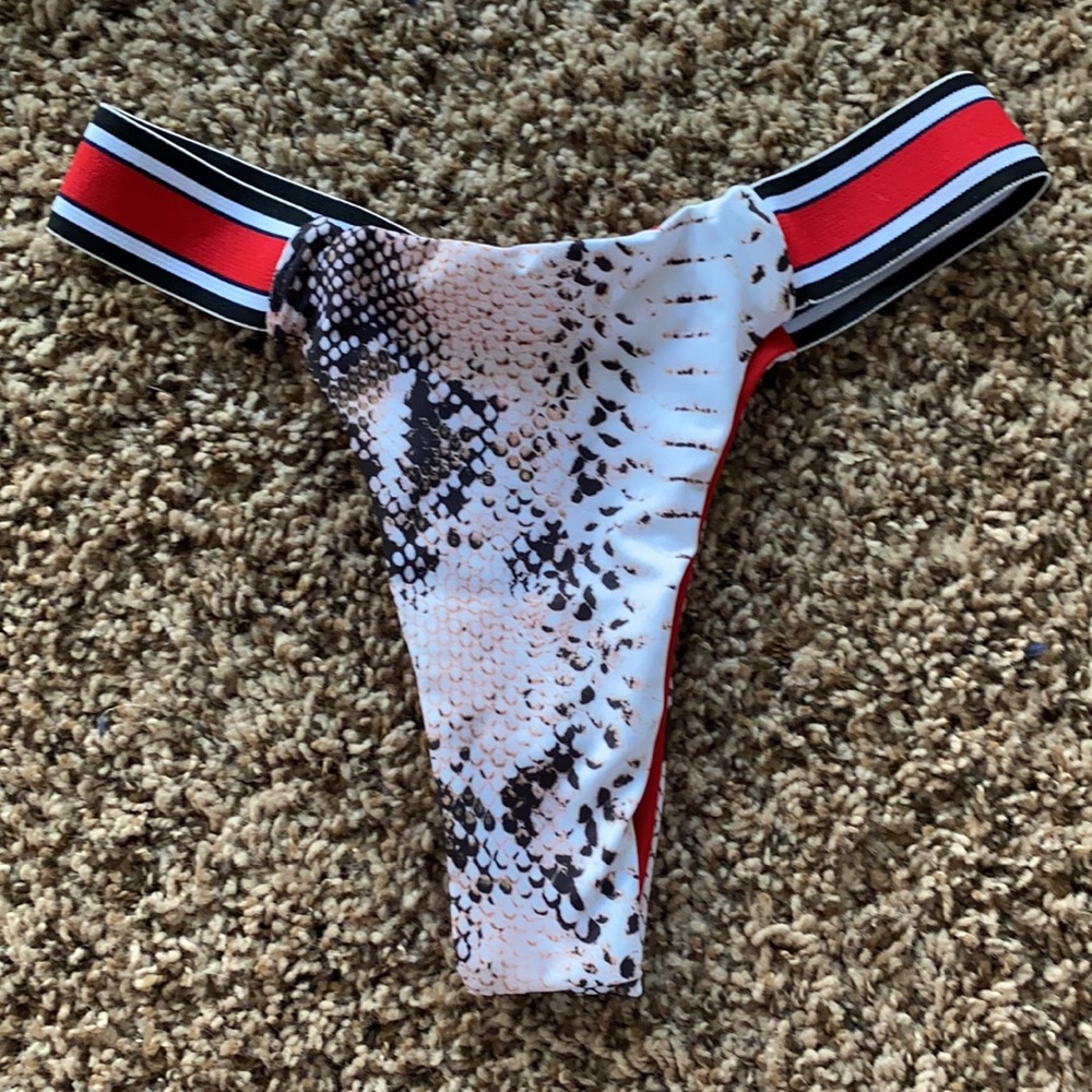 Bikini ❤️ - Picture 4 of 5